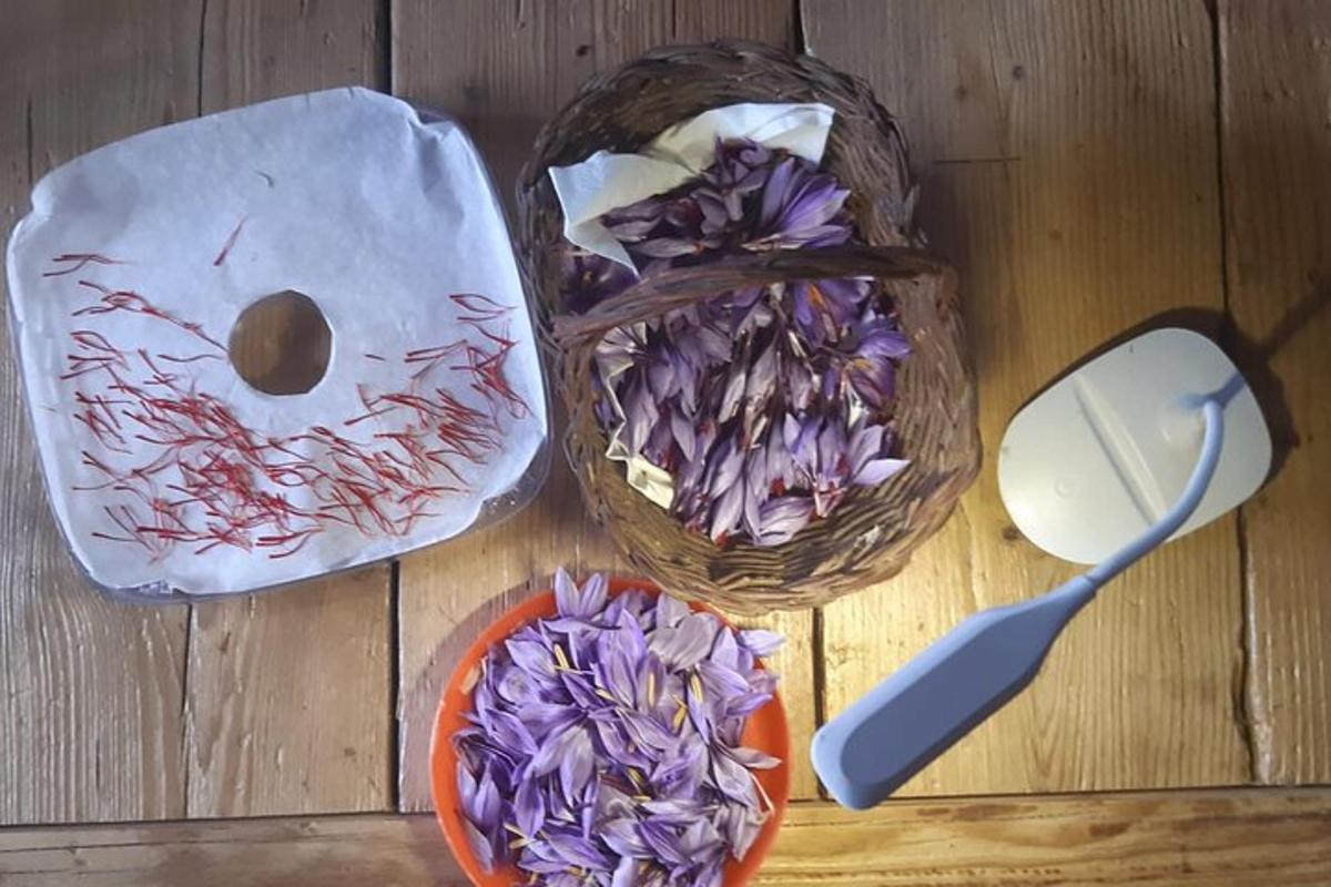 una taula amb un cistell de flors morades i un bol de col morada