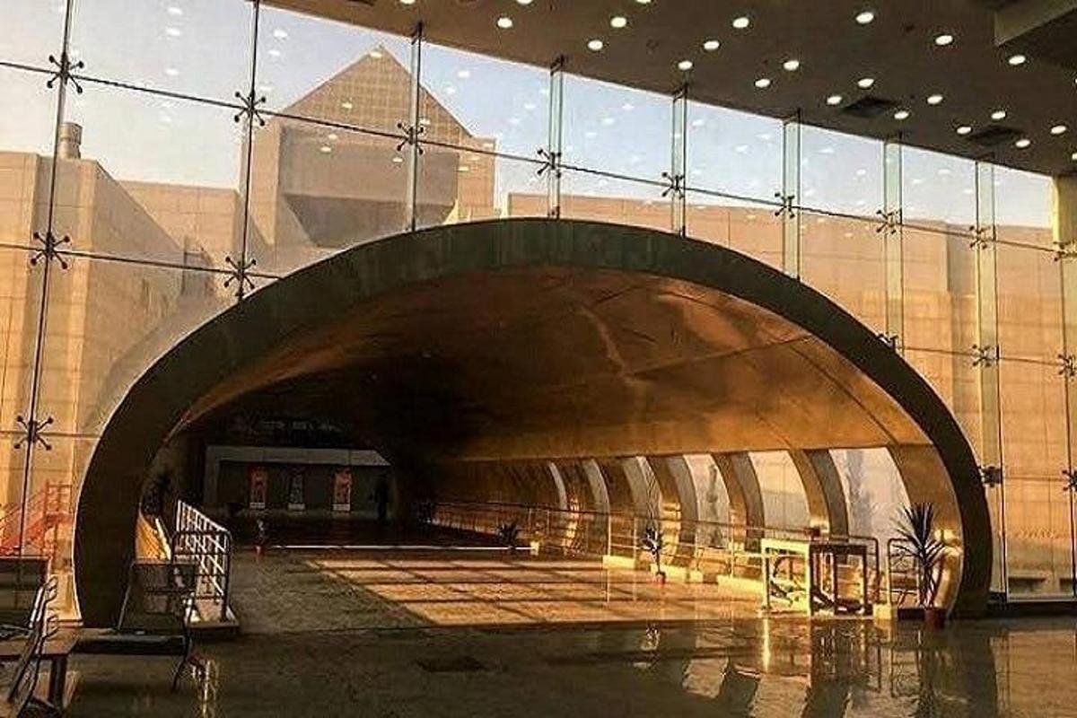 an archway in a building with a building