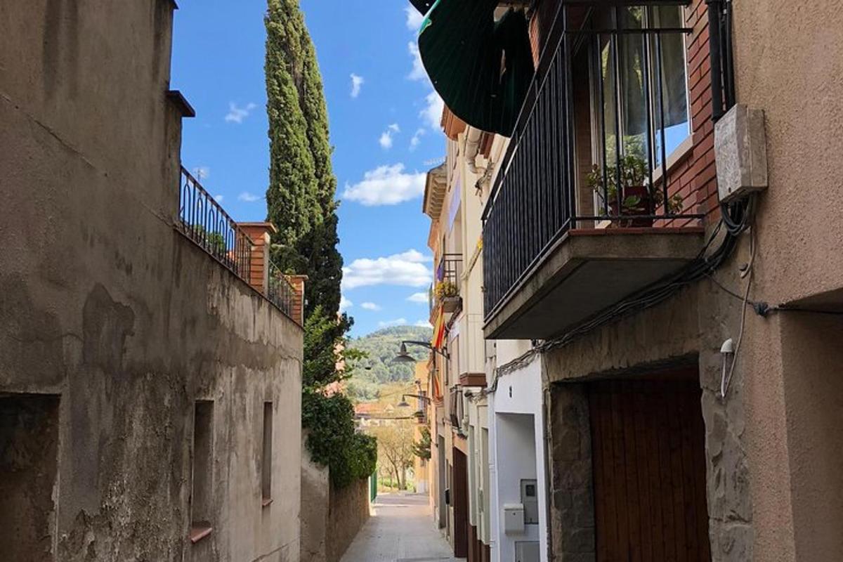 ulička s budovami a balkónom na budove