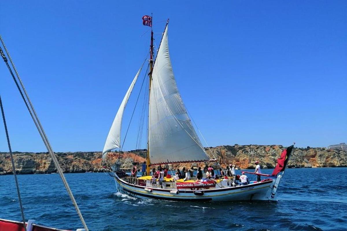 grupp inimesi purjekaga vee peal