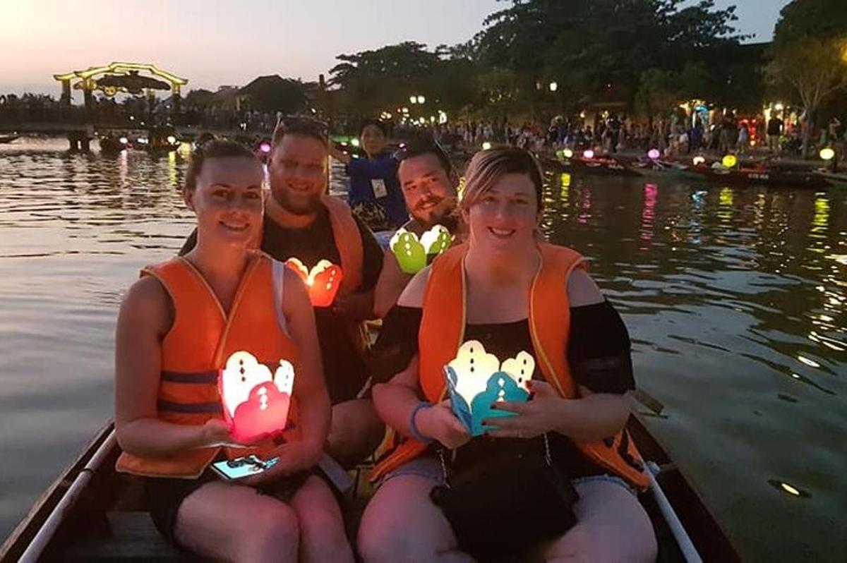 un gruppo di persone su una barca sull'acqua