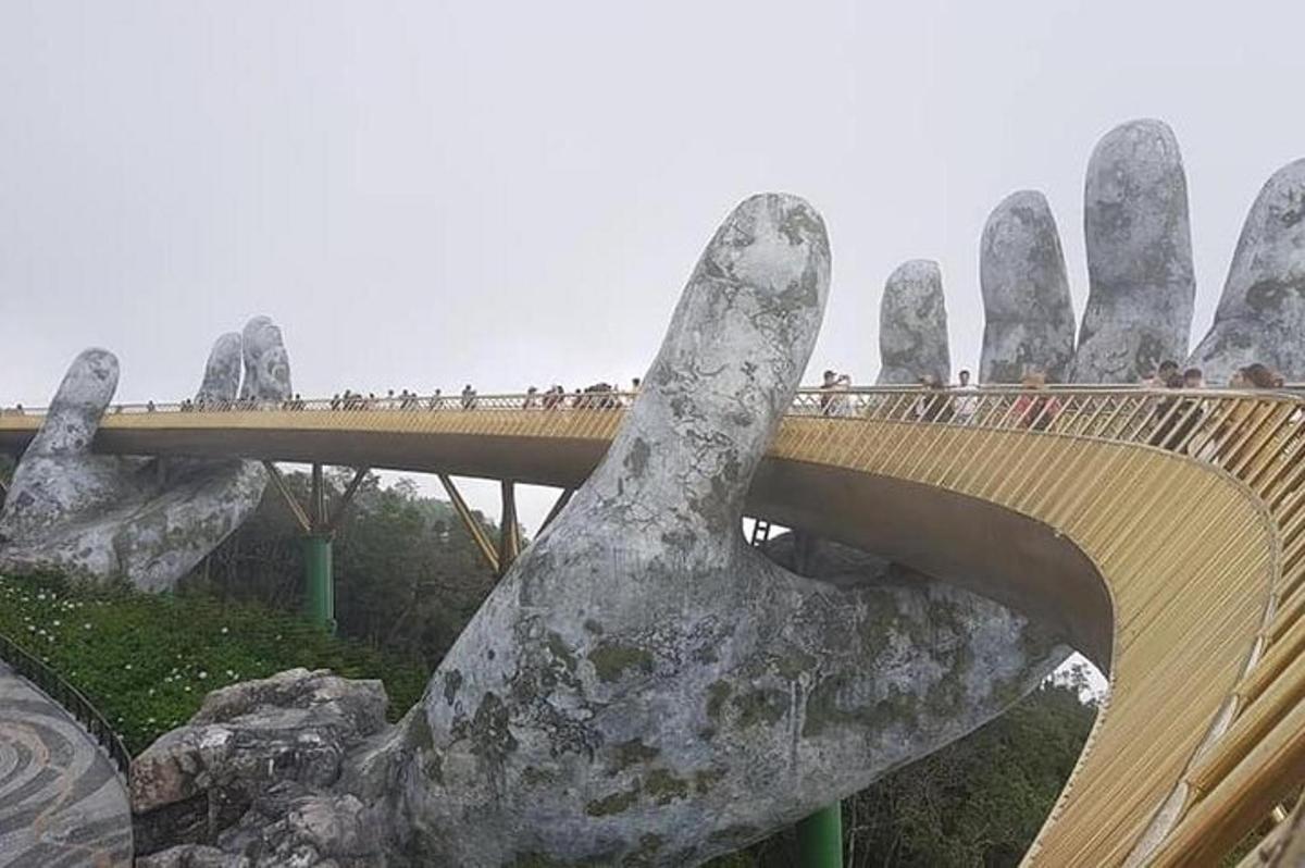 桥上有一尊巨大的大手雕像
