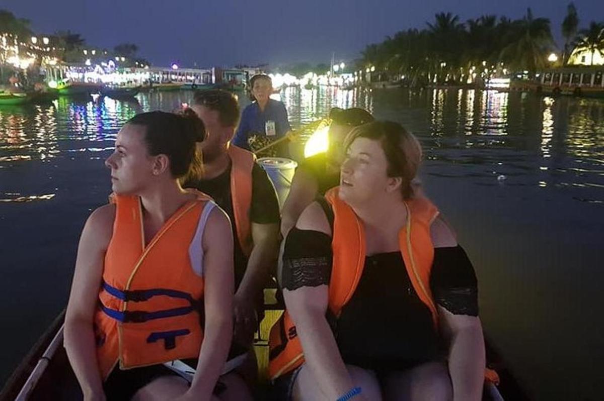 un gruppo di persone su una barca sull'acqua