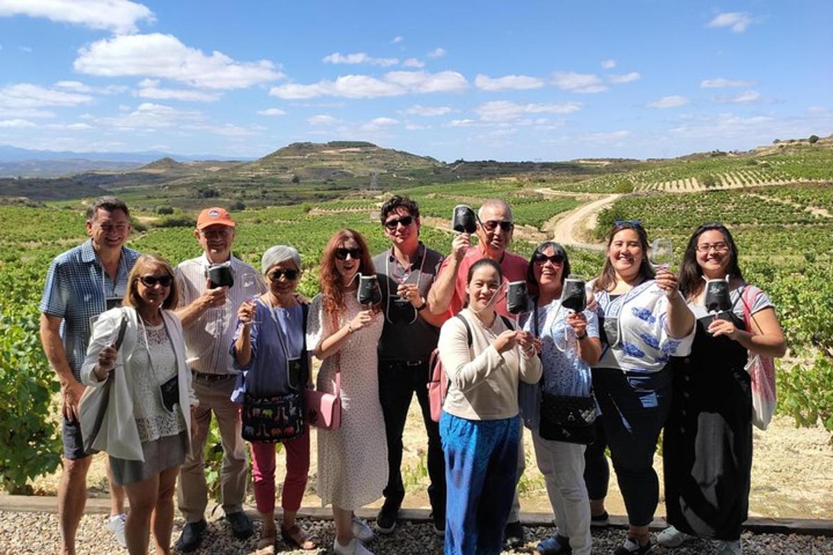 un gruppo di persone in posa per una foto con bicchieri di vino
