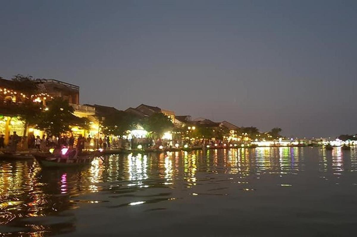 una vista di un fiume di notte con luci