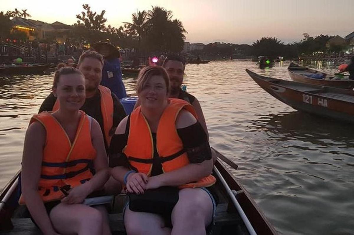 un gruppo di persone su una barca sull'acqua
