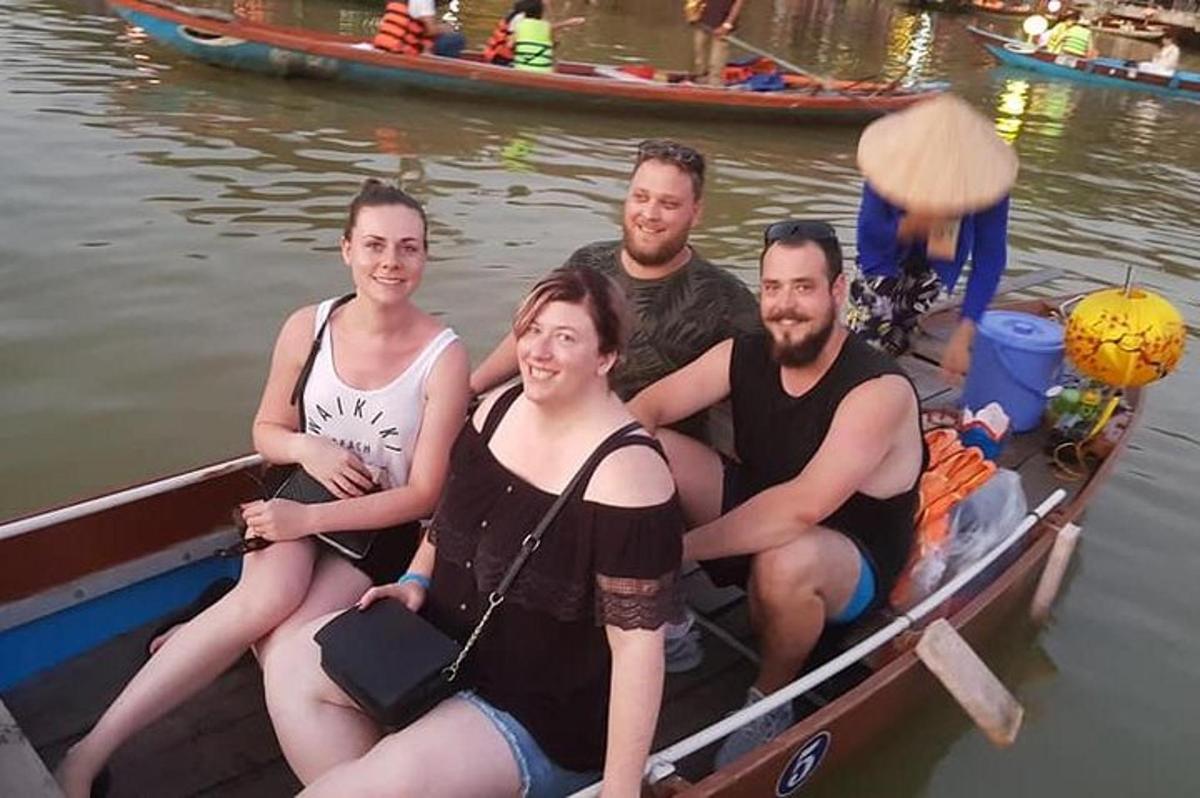 un gruppo di persone sedute su una barca sull'acqua