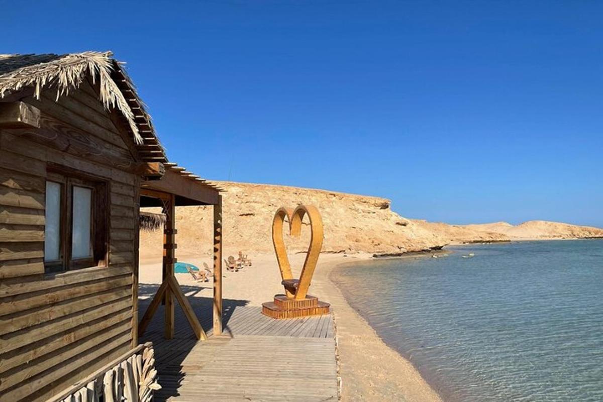 Una pasarela de madera junto a un edificio en una playa.