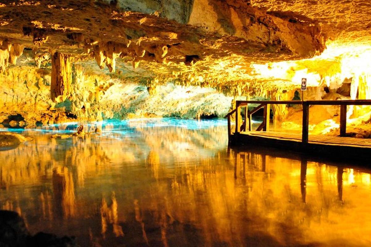una grotta con un fiume al suo interno