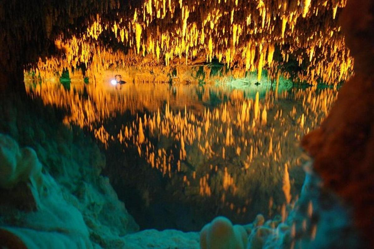 una vista di uno specchio d'acqua di notte