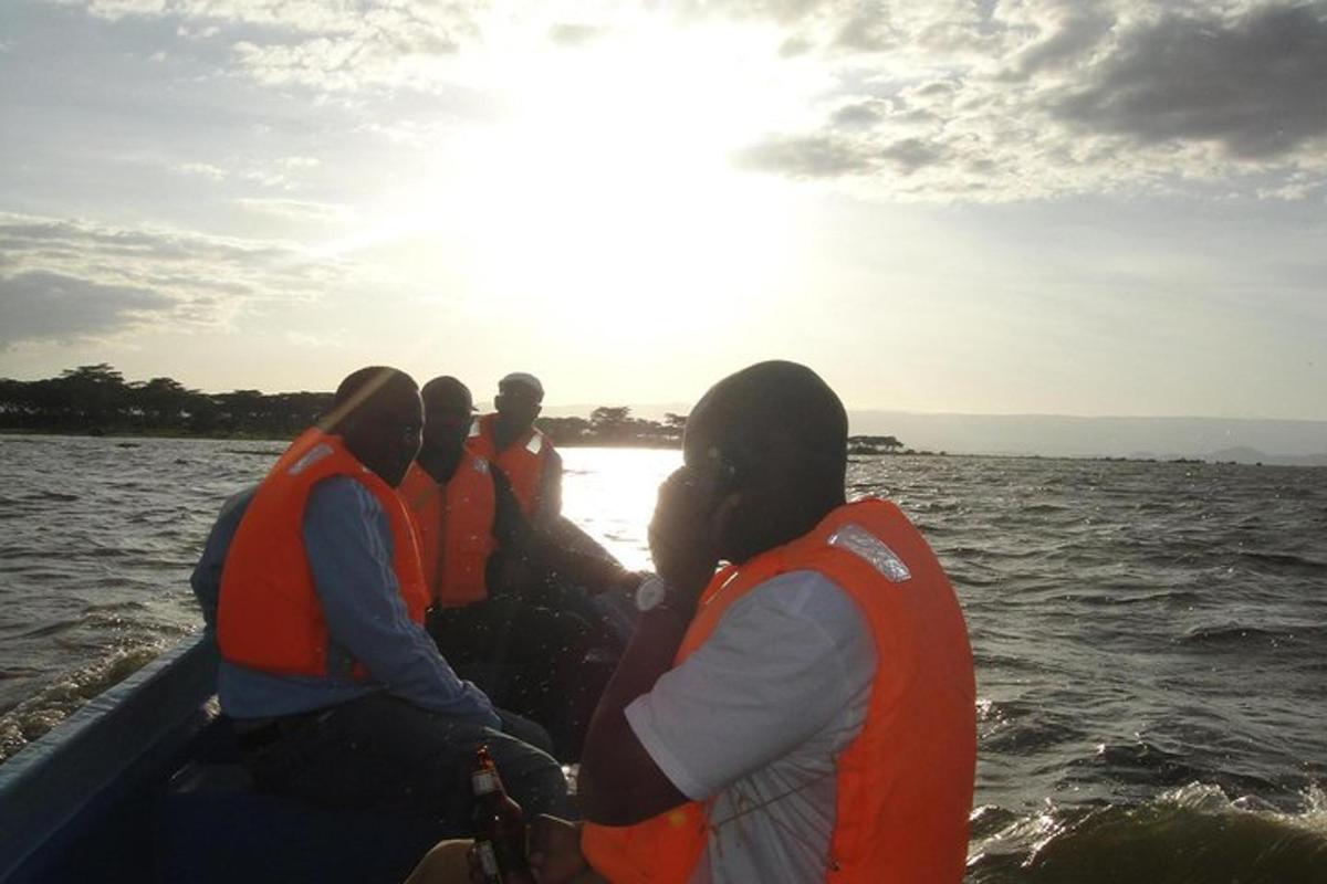un grupo de personas en un bote en el agua
