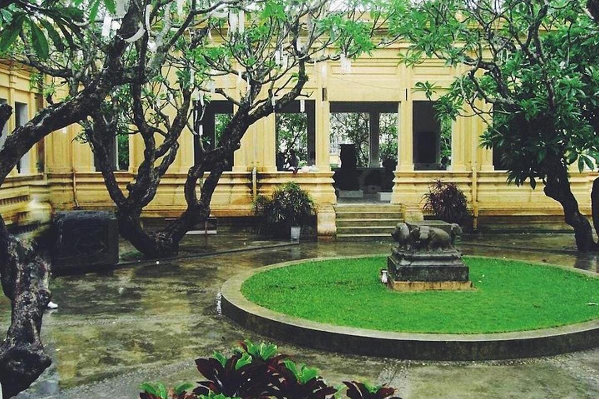 ένα κτίριο με ένα σιντριβάνι στη μέση μιας αυλής