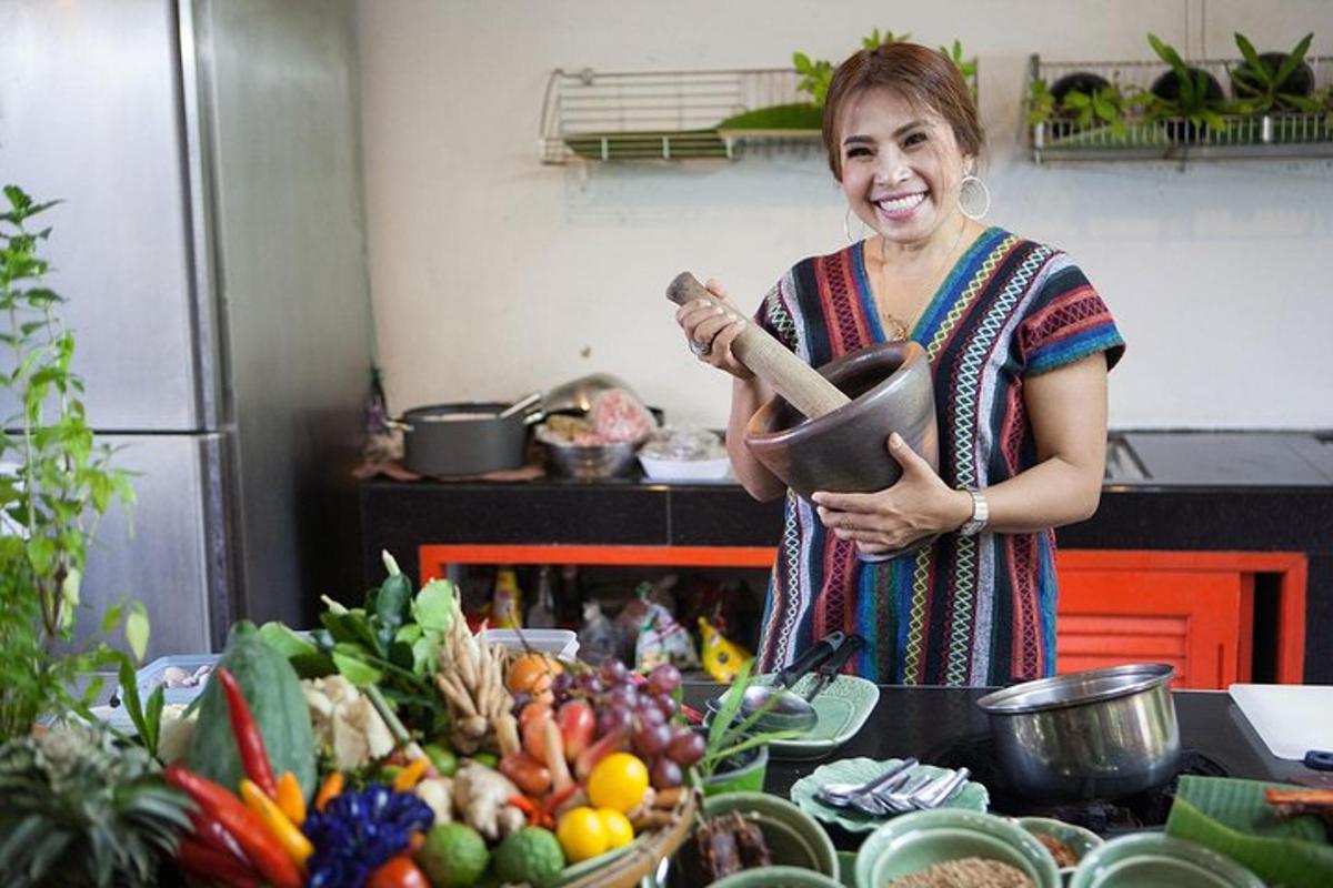 seorang wanita berdiri di dapur memegang kuali