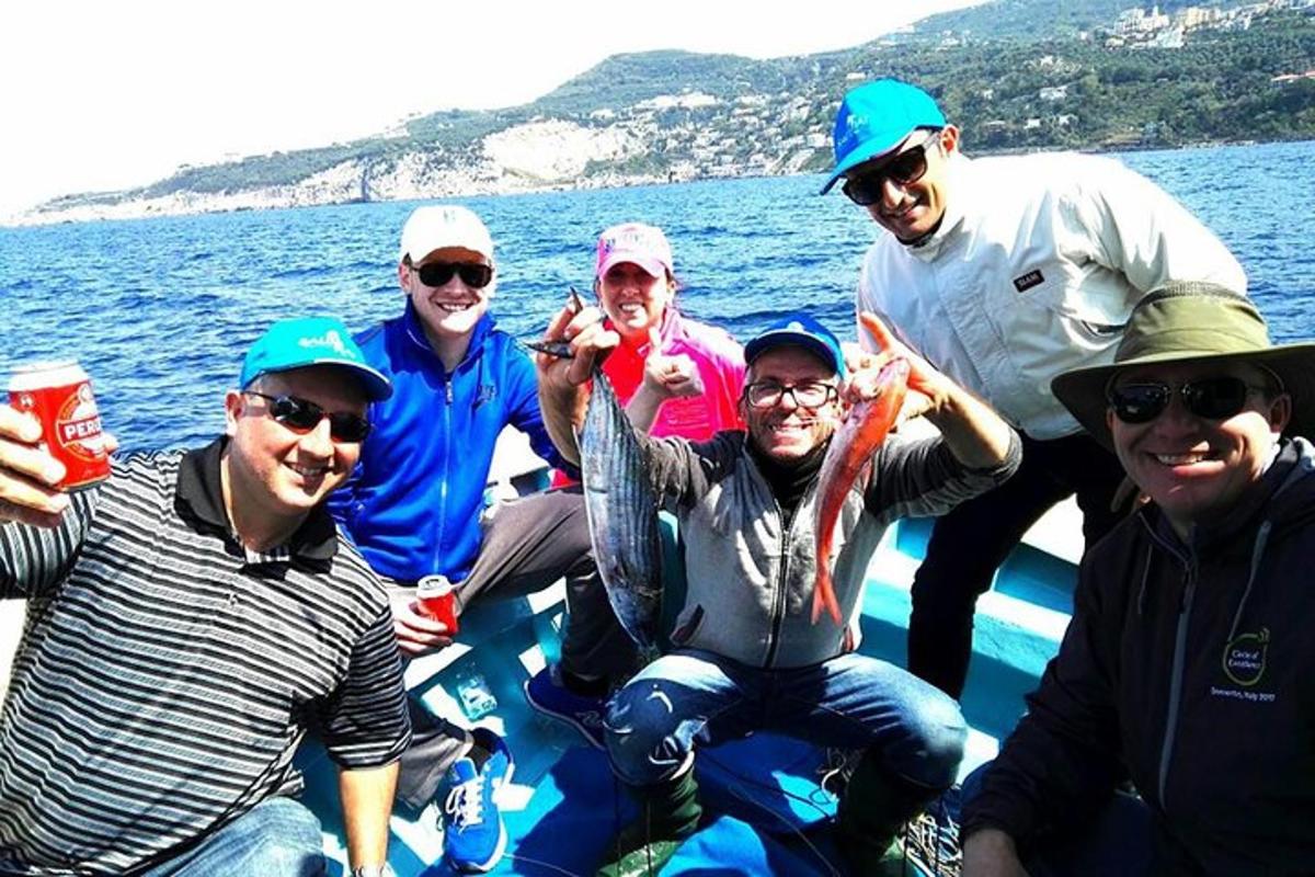 Un grupo de personas posando para una foto en un barco.