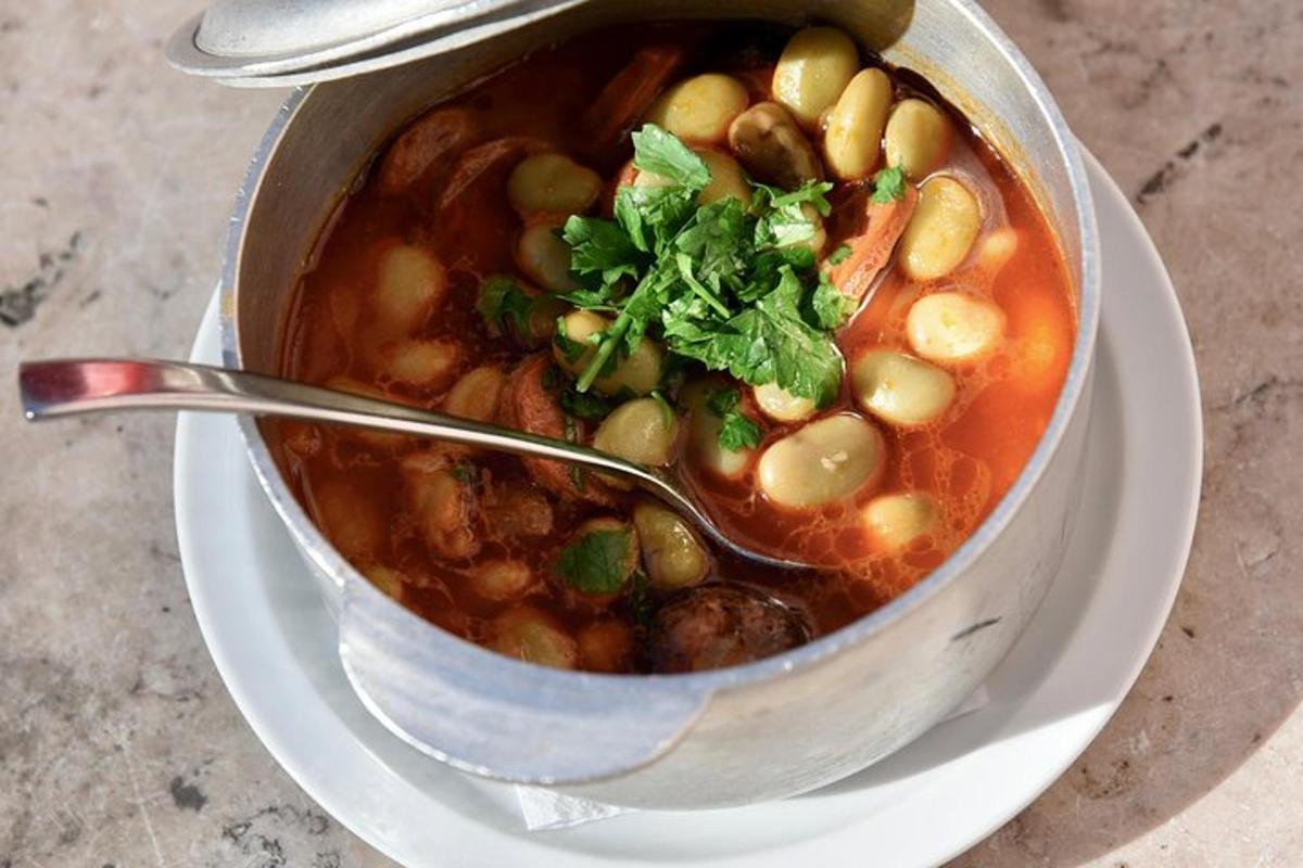 una pentola di zuppa con fagioli e un cucchiaio