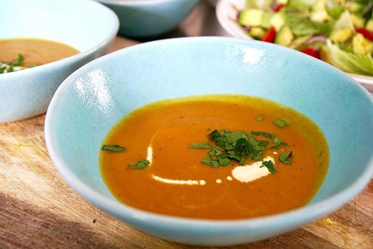 Un tazón de sopa sobre una mesa
