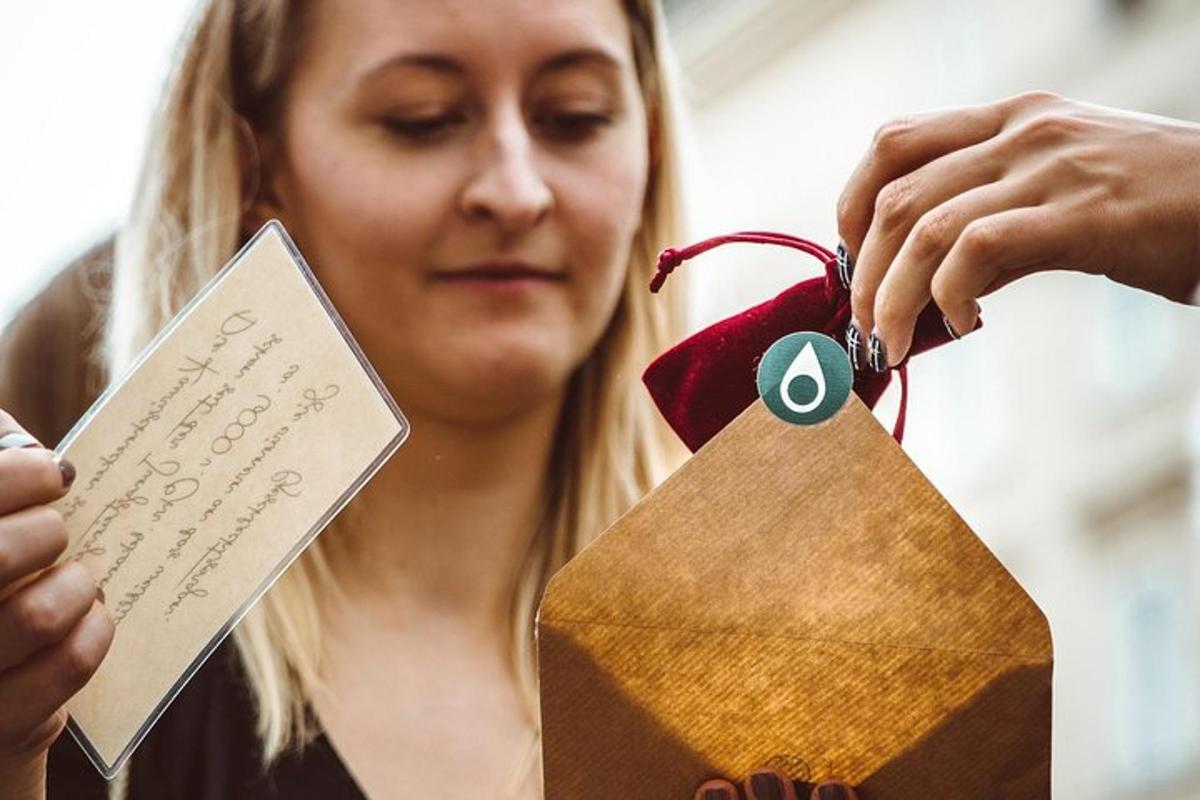 egy nő egy fából készült árcédulát tart a magasba