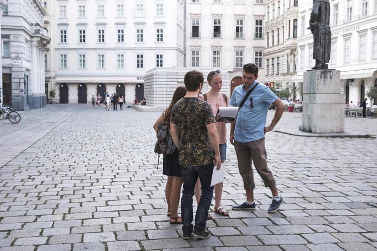 un gruppo di persone in piedi su una strada