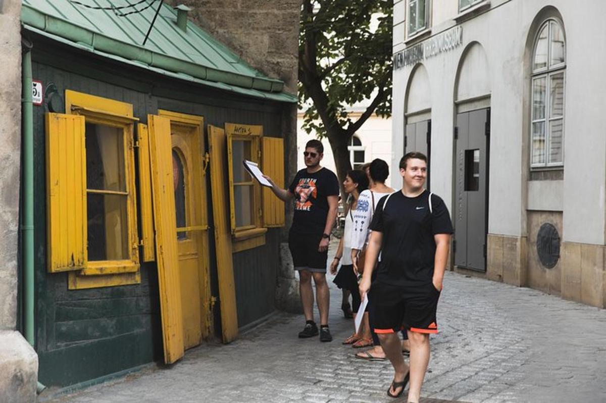 група људи која хода улицом