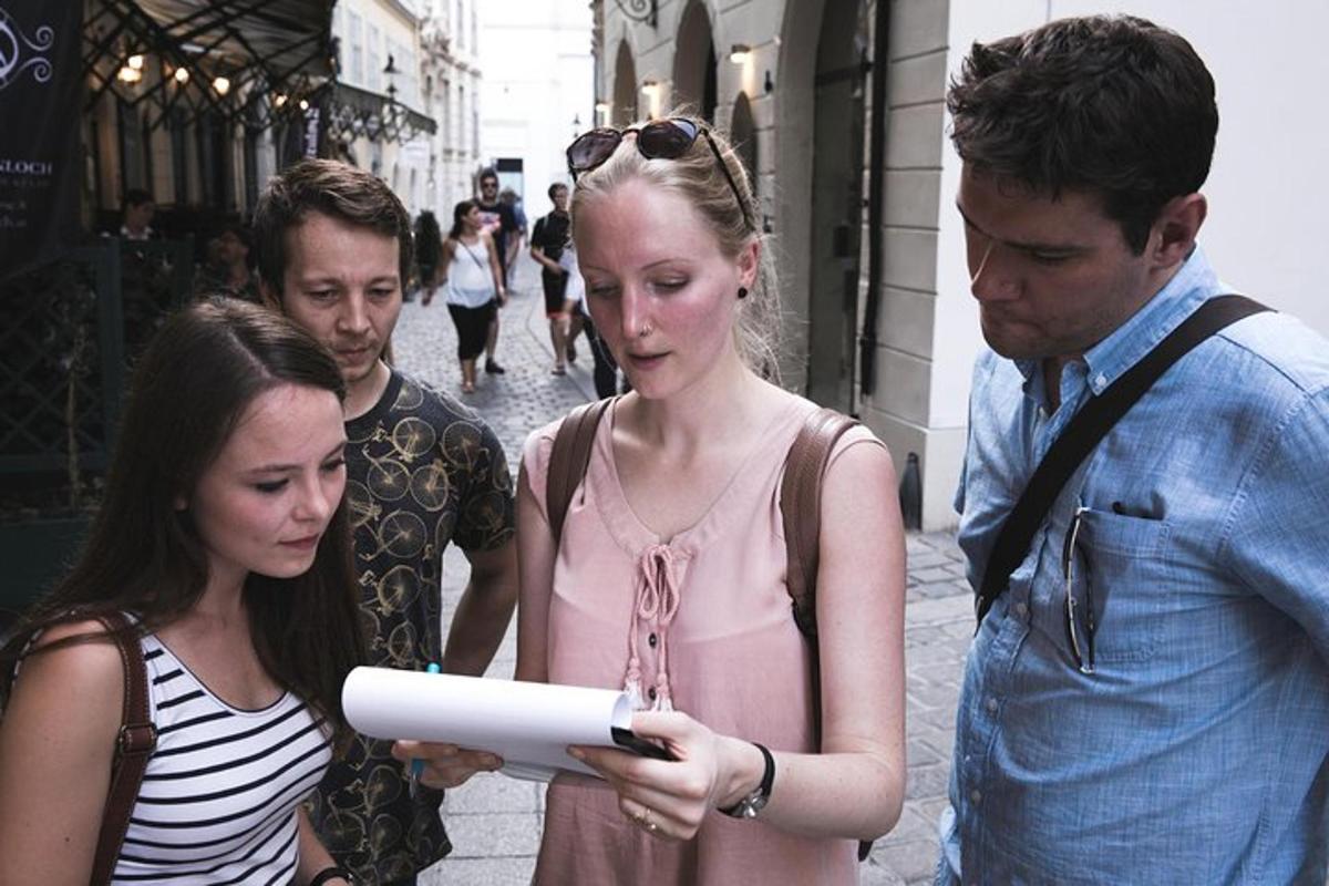 un gruppo di persone che guardano un telefono cellulare