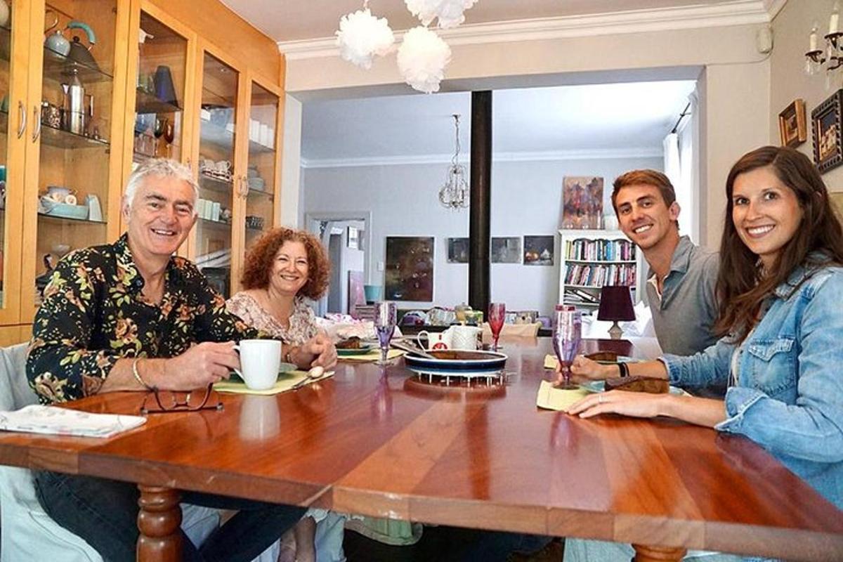un grupo de personas sentadas alrededor de una mesa