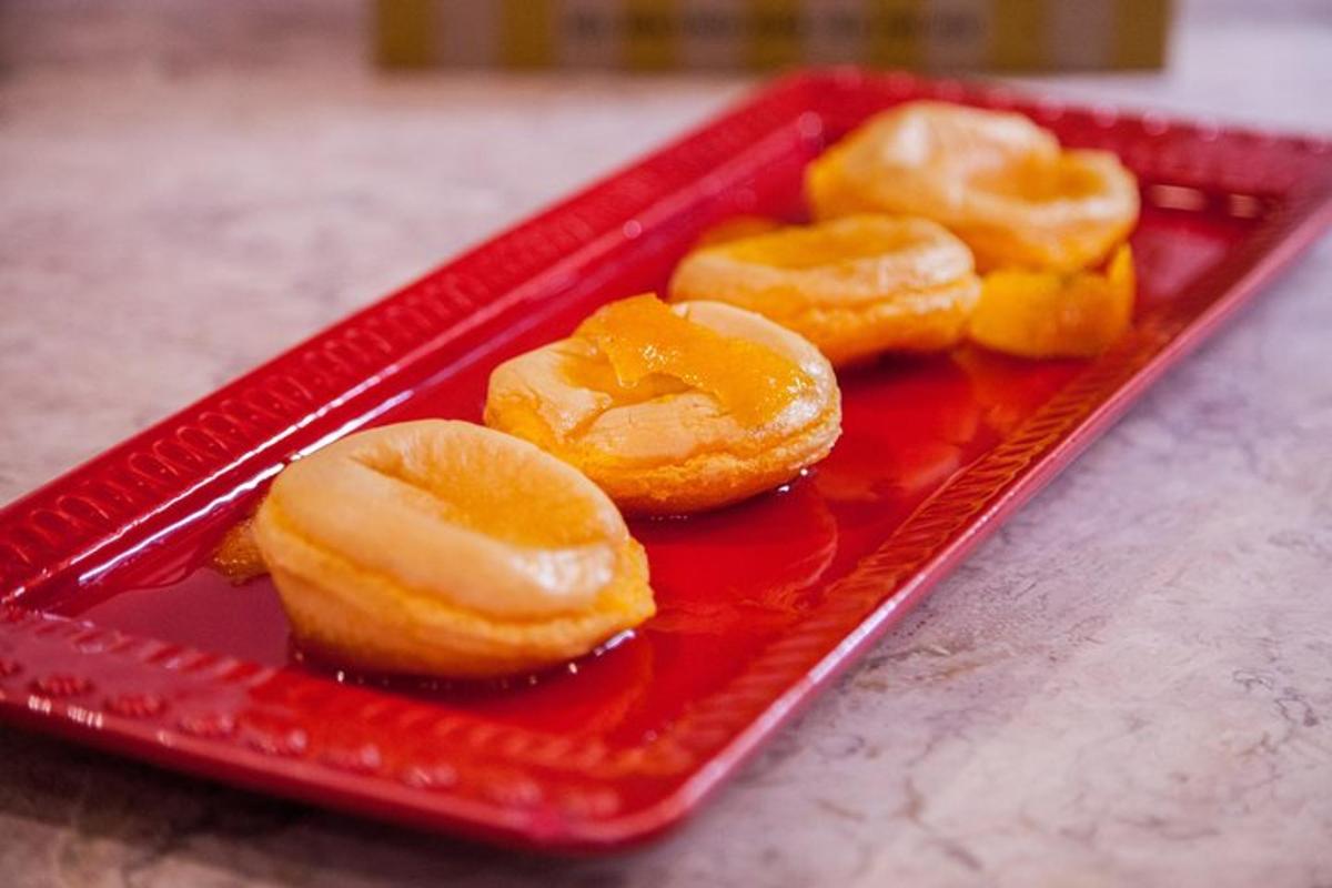 Cuatro donas en una bandeja roja sobre una mesa