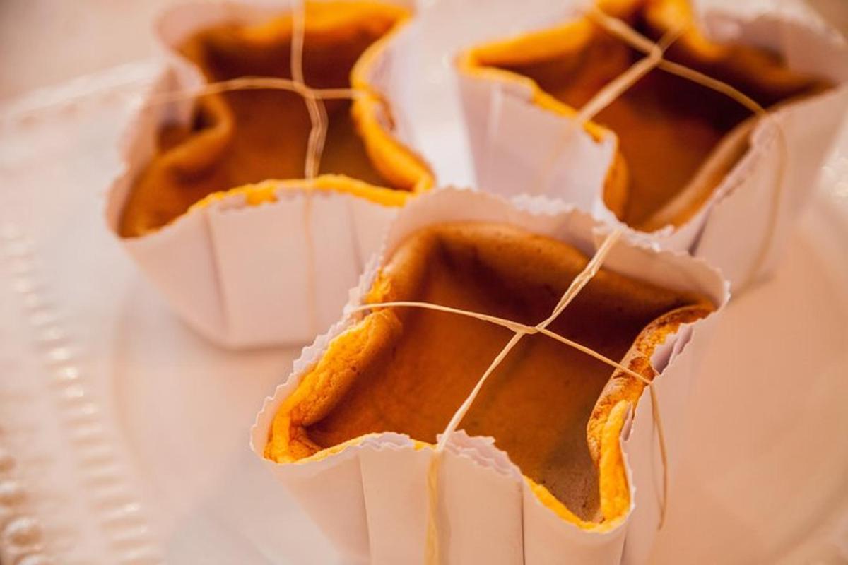 cận cảnh một chiếc bánh rán ăn dở trên đĩa