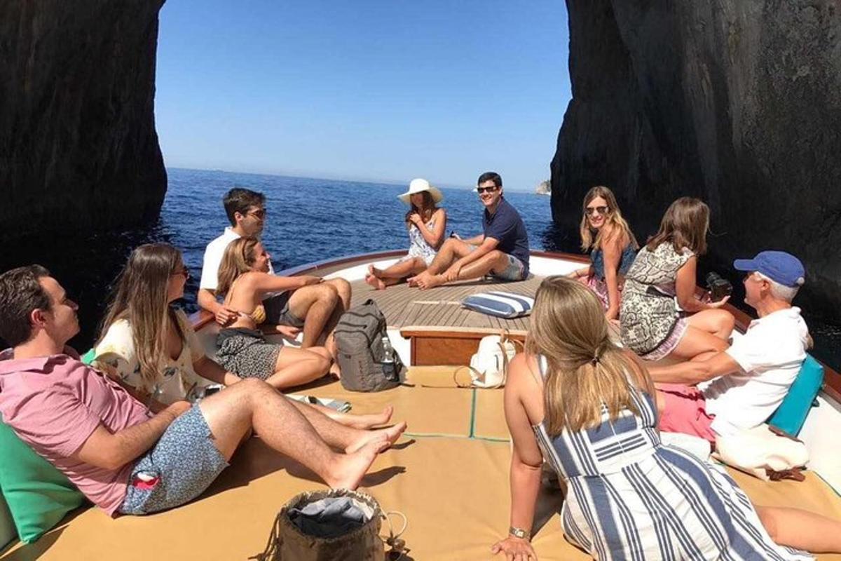 skupina lidí sedících na lodi v oceánu