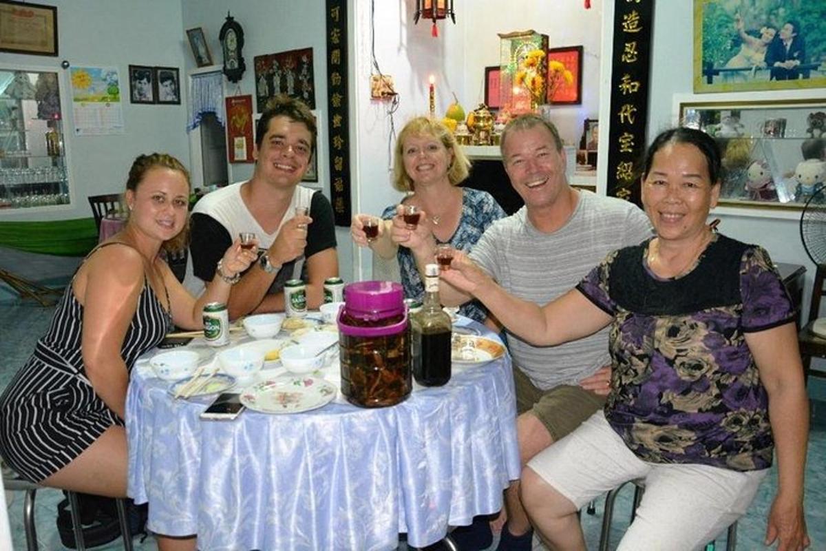 テーブルの周りに座ってワインを飲んでいる人々のグループ