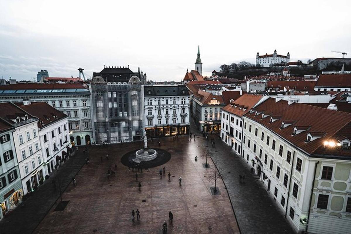 uma vista de uma rua da cidade com edifícios