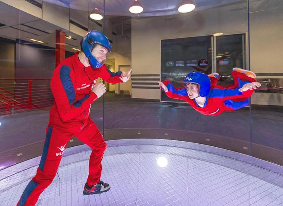 Dva mladí chlapci v červeném a modrém skáčou na trampolíně