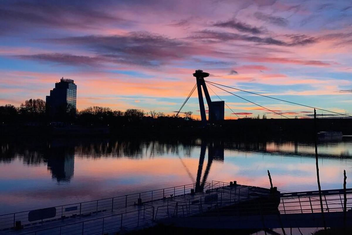 um barco parado em um rio ao pôr do sol