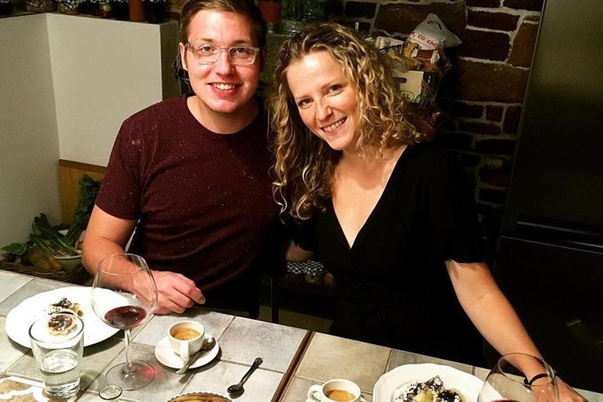 een man en een vrouw zitten aan een tafel