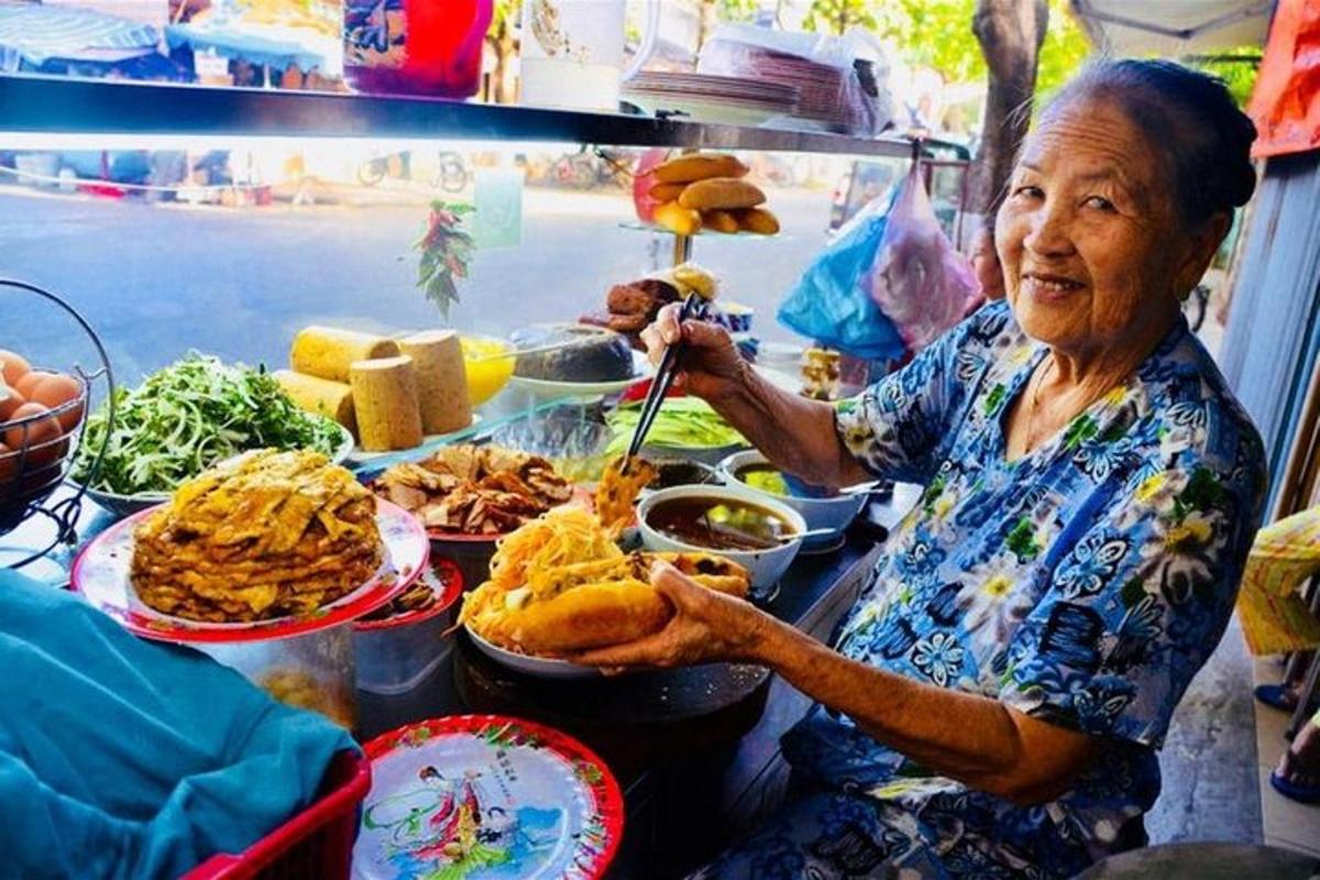 年配の女性が食べ物の皿を持っている