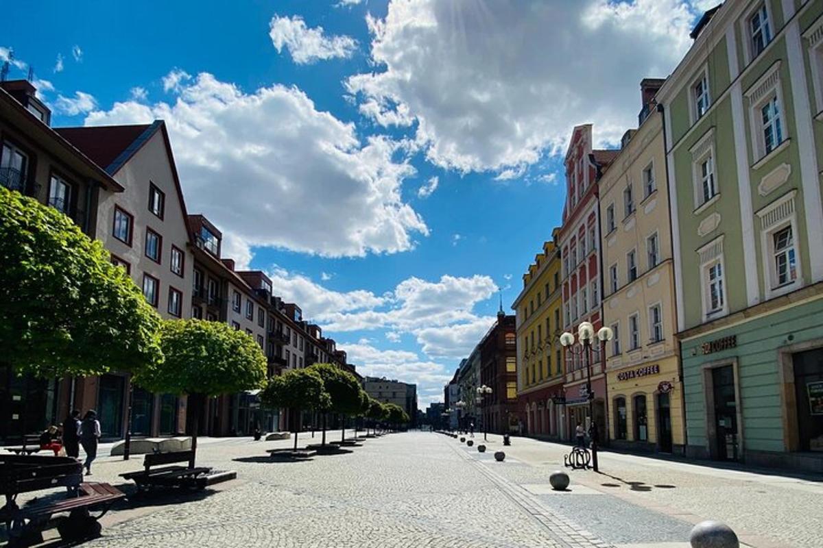 prázdná ulice ve městě s budovami