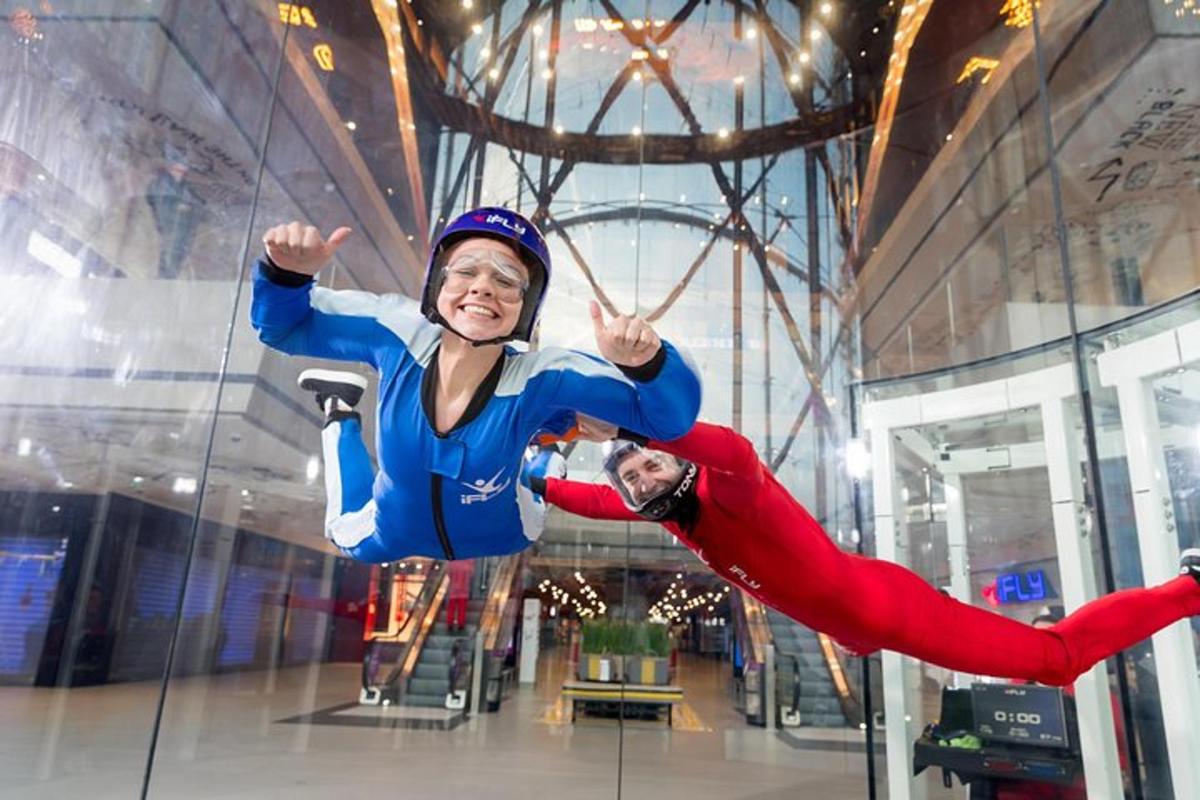 zwei Personen in Superheldenkostümen springen in die Luft