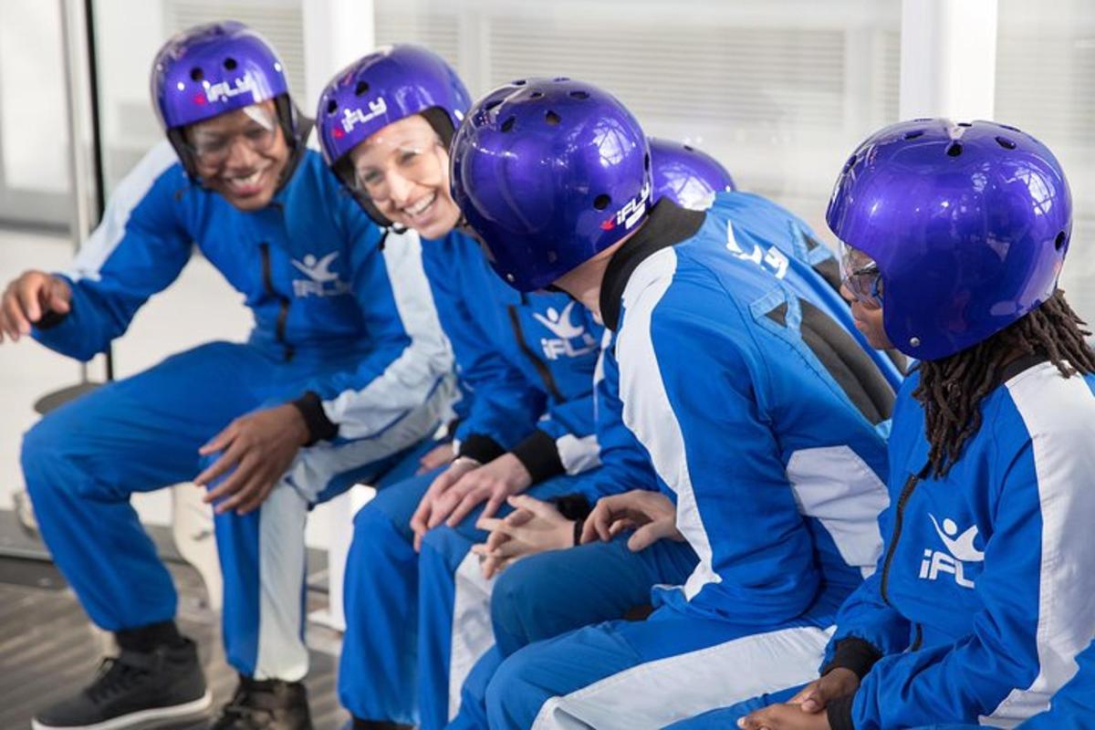 skupina igralcev baseballa v modrih uniformah na postelji