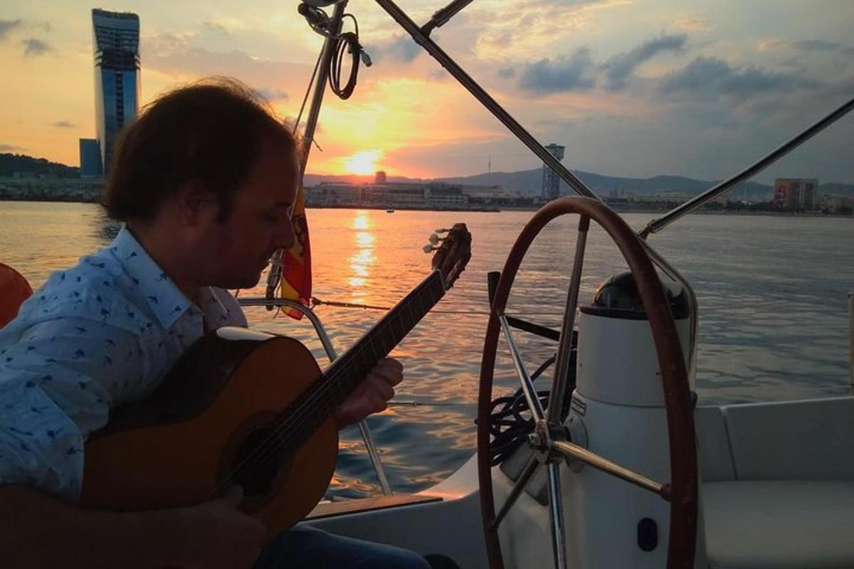 een man die op een boot zit en gitaar speelt