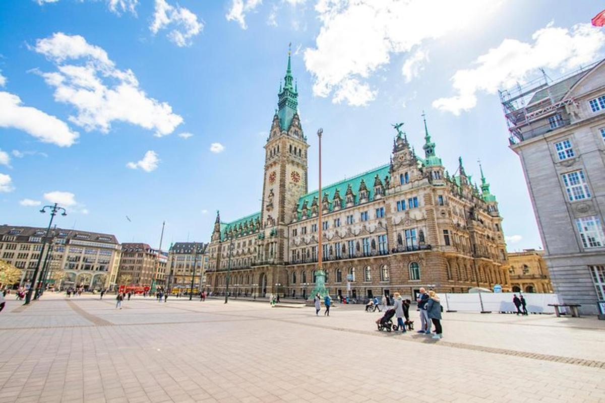 velká budova s hodinovou věží ve městě