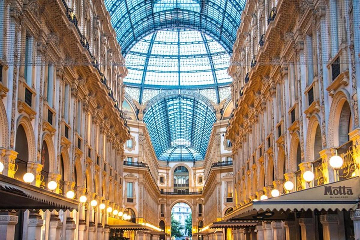 un gran edifici amb sostre de vidre i un centre comercial