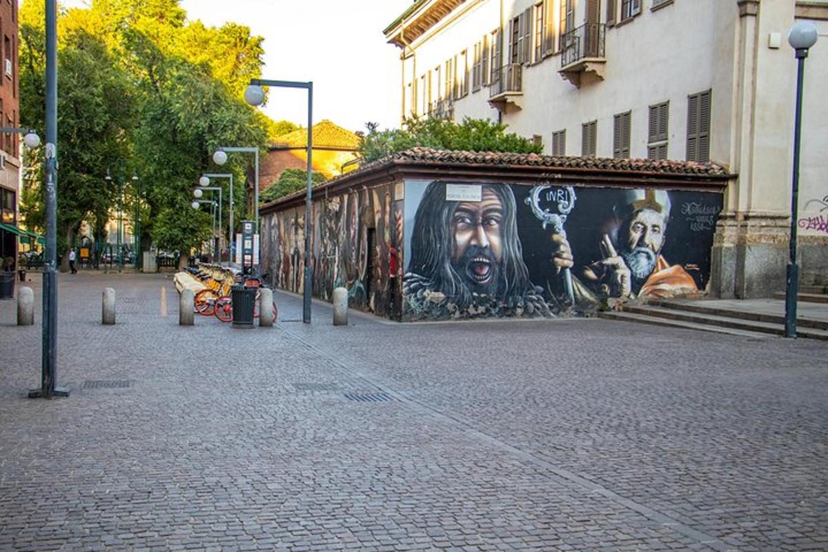 egy graffitivel borított épület egy utcán