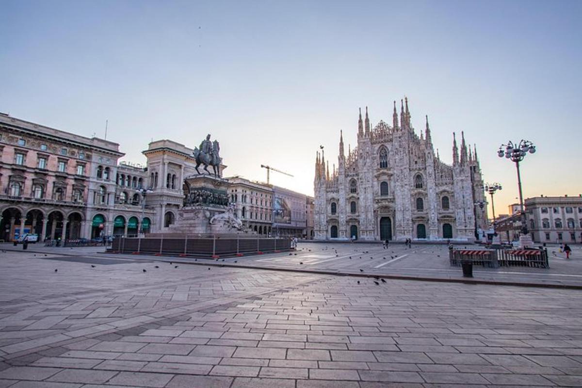 un gran edifici amb una estàtua al davant