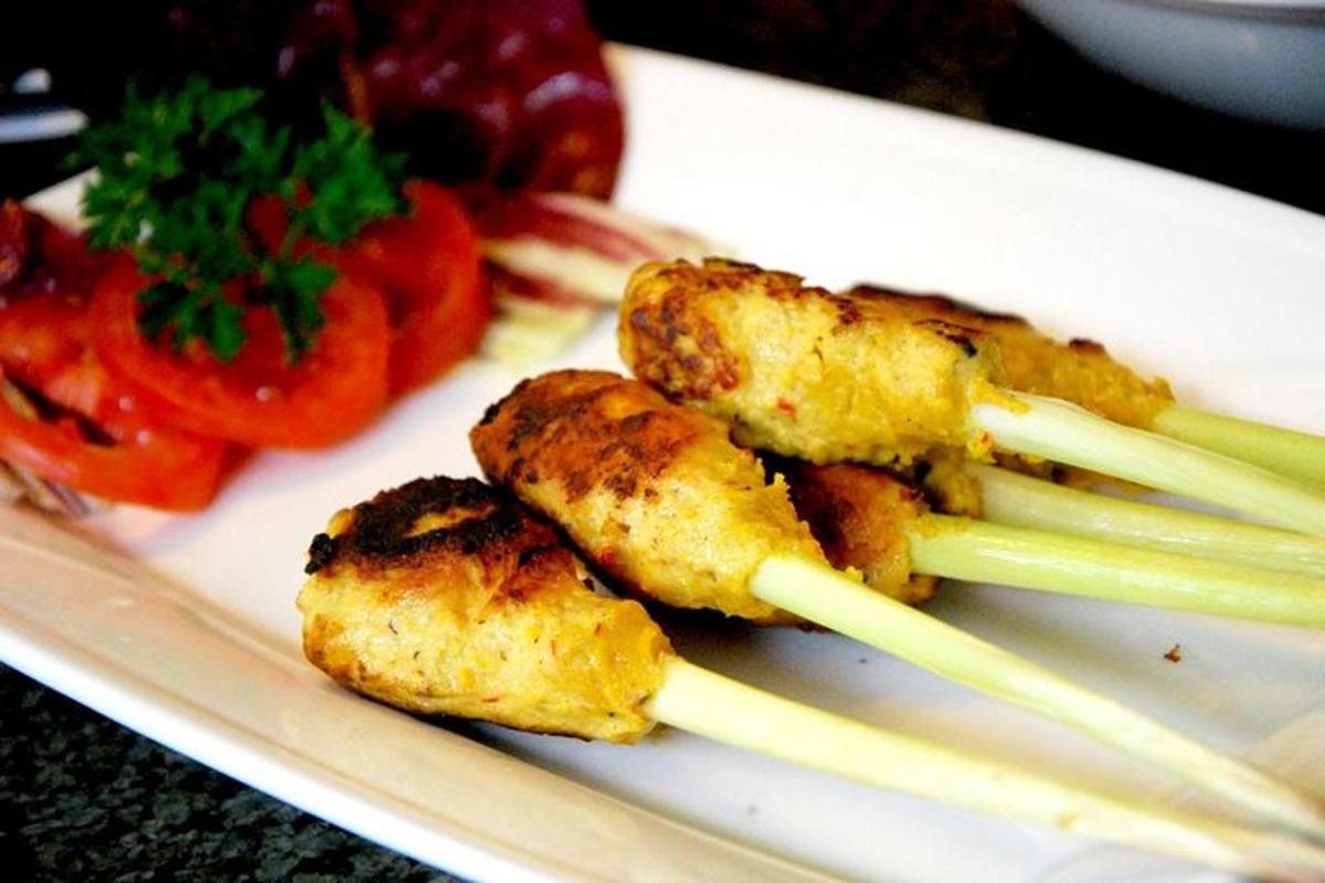 un piatto di cibo con bacchette e verdure