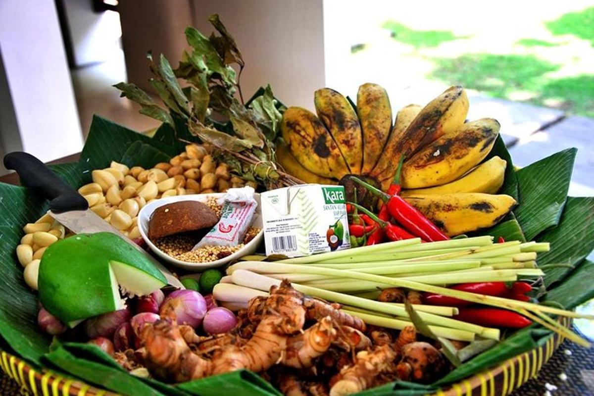un cesto pieno di frutta e verdura con banane