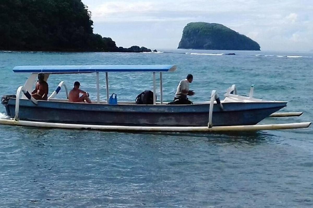 een groep mensen die op een boot in het water zitten