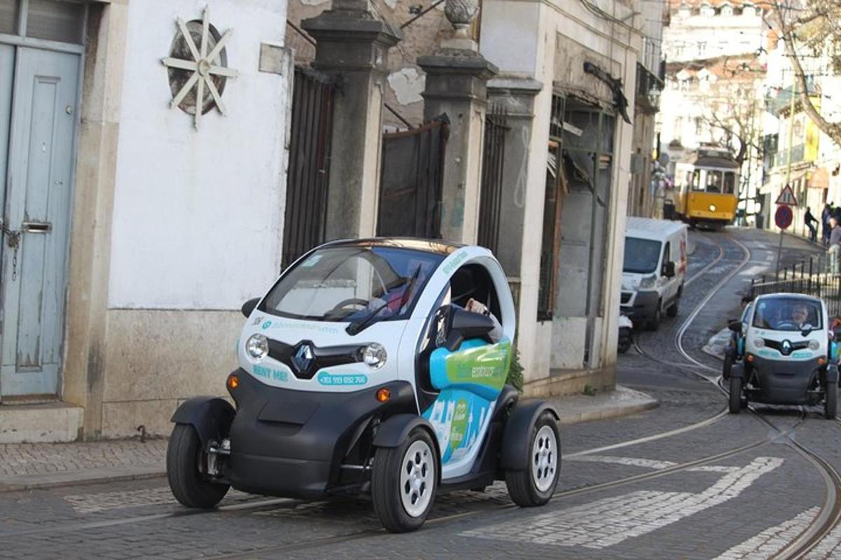 malé auto jedoucí po městské ulici