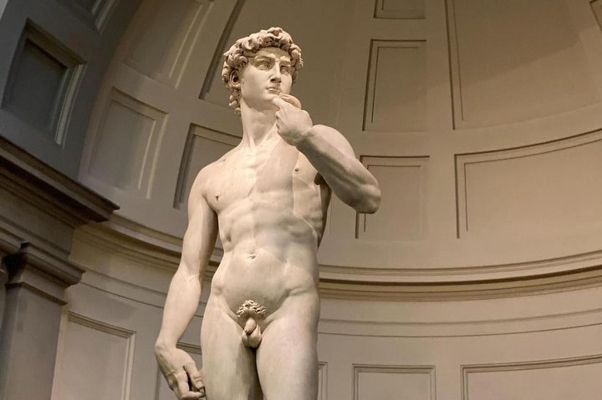 o statuie a unui bărbat care stă într-o clădire