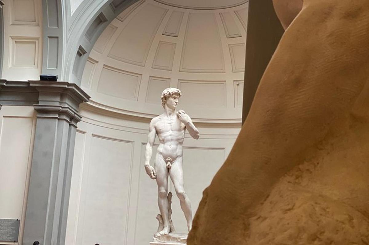 o statuie a unui bărbat care stă într-un muzeu