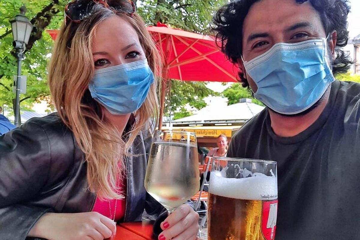 muž a žena v rouškách pijí pivo