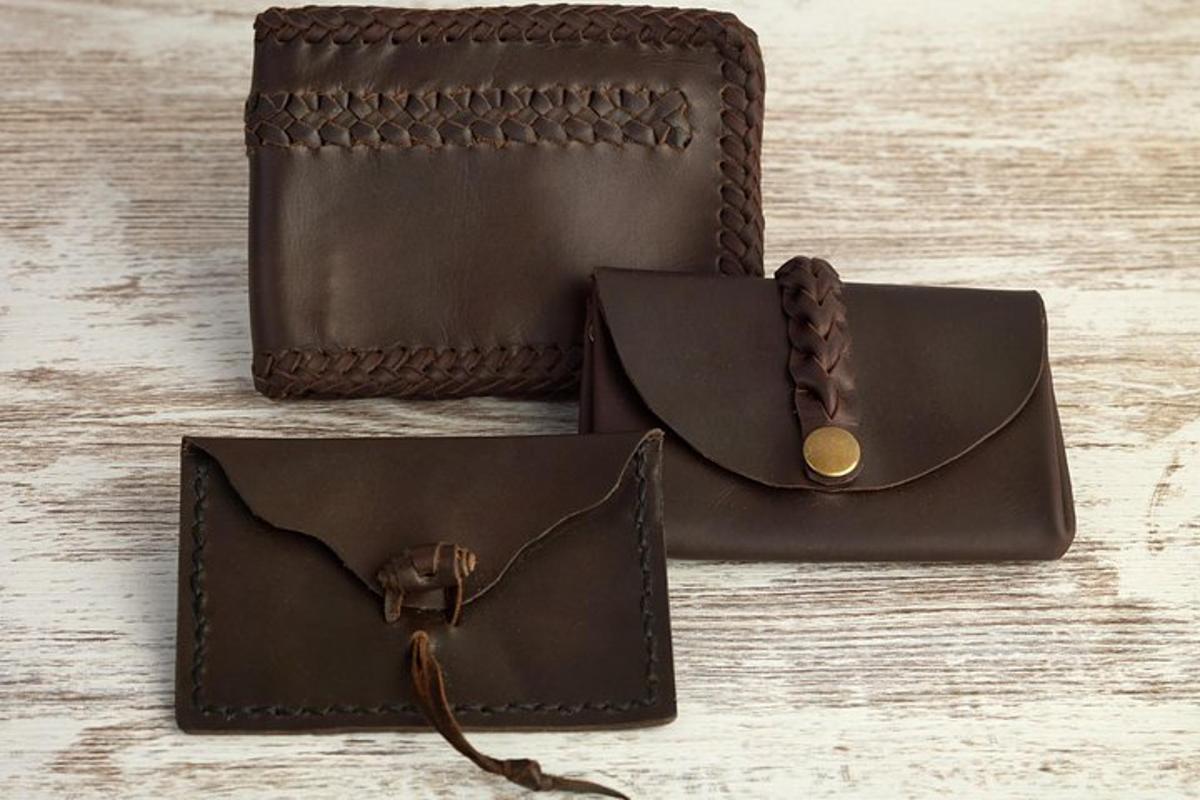una borsa marrone e un portafoglio su un tavolo